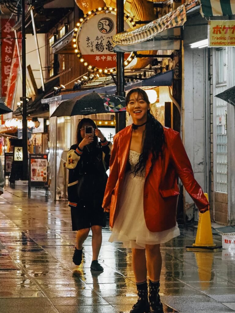 Viajera paseando por una calle iluminada de noche