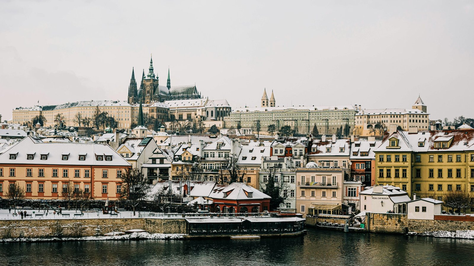 Tejados nevados y castillo de Praga