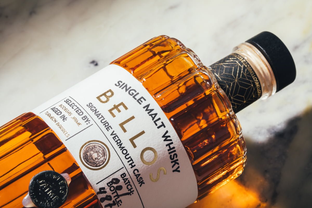 fotografía detalle de una botella de whisky