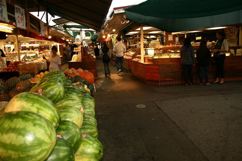 Un mercado de comida lleno de gente