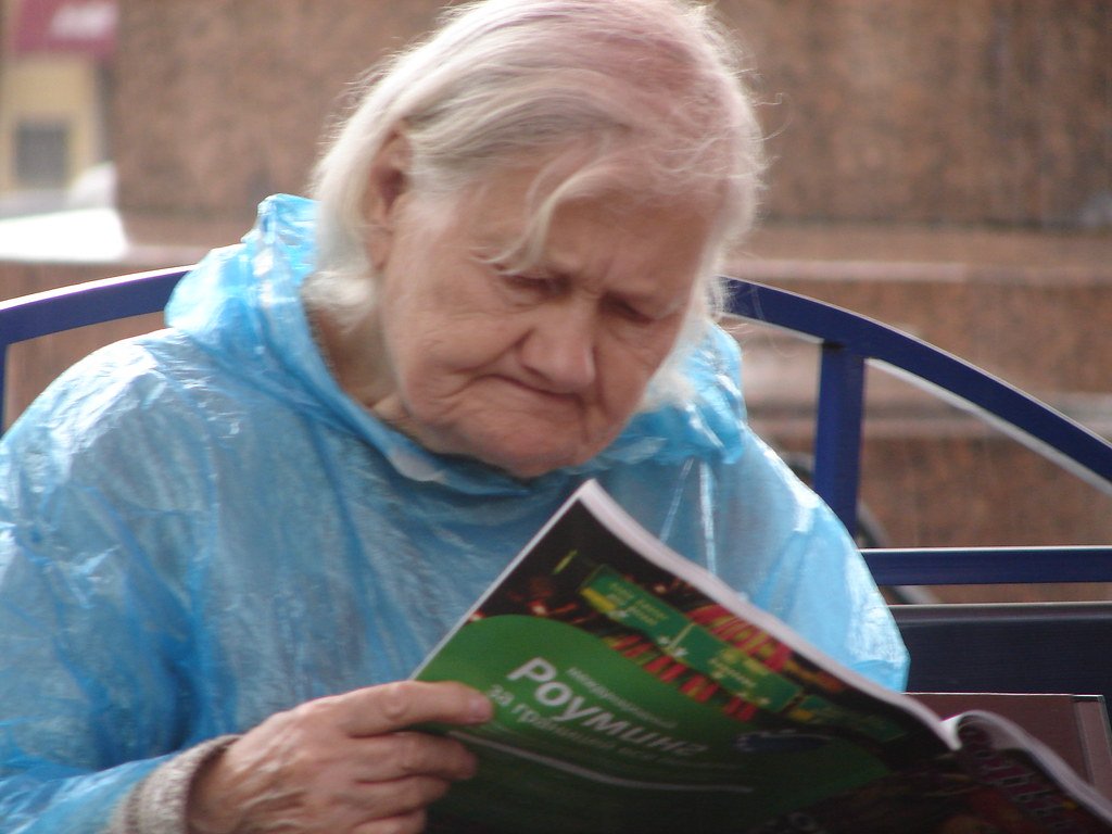 Leyendo una revista en un café
