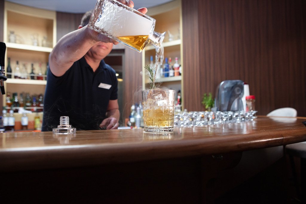 Un bartender preparando un cóctel