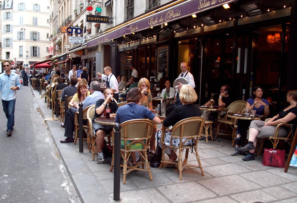 Terraza de un café en una calle de la ciudad