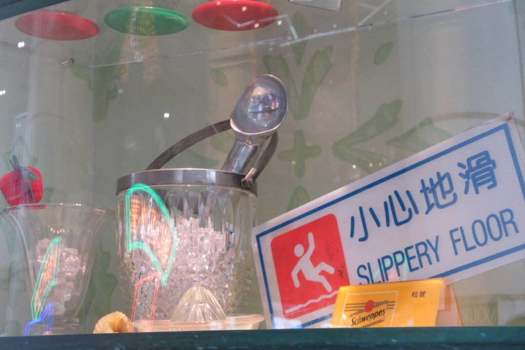 Una bebida fría con hielo y condensación