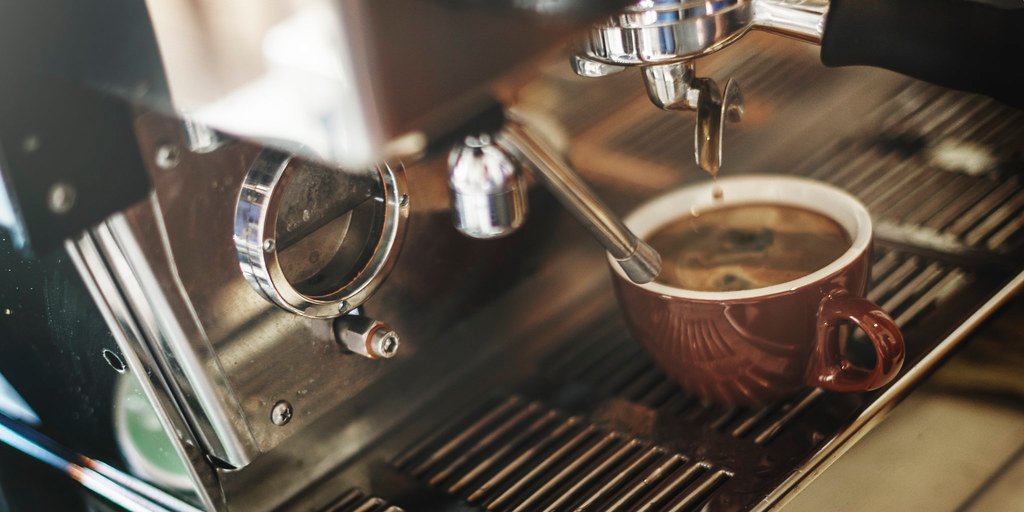 Un espresso sobre la barra de un café