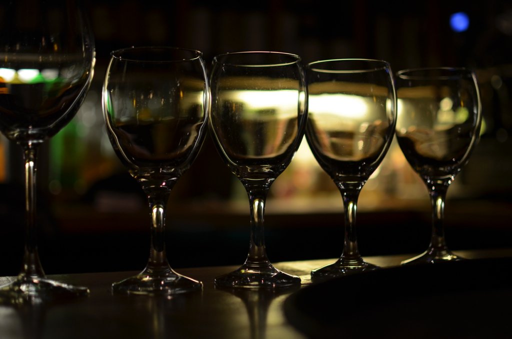 Vasos alineados sobre la barra de un bar