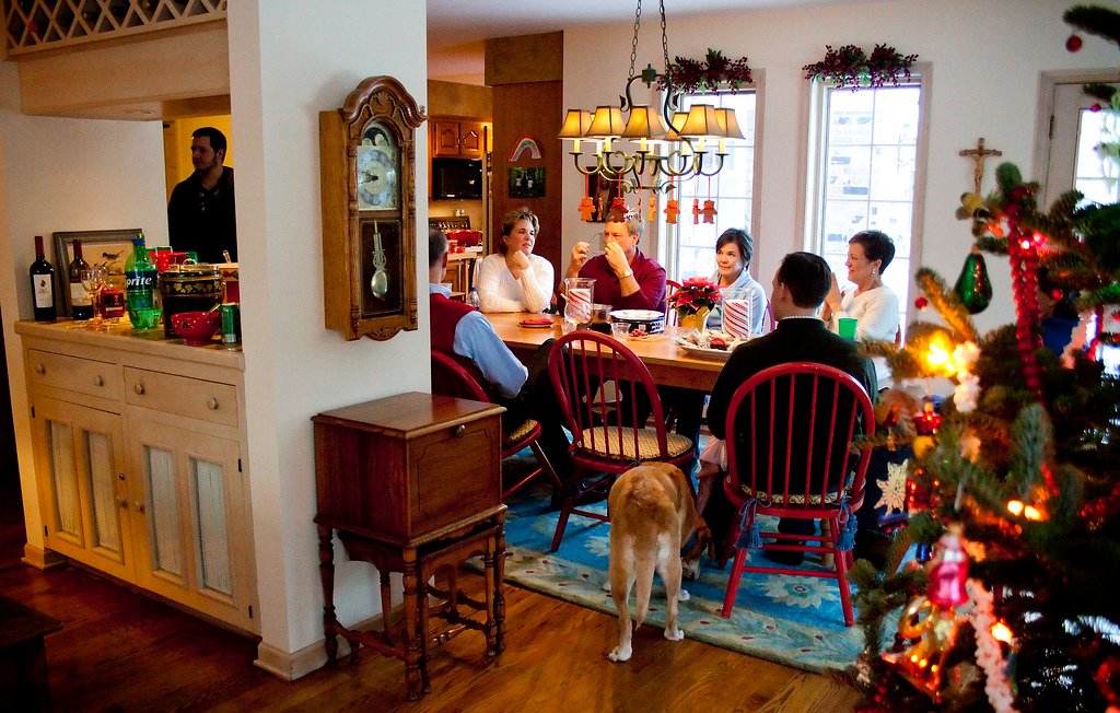 Personas compartiendo platos alrededor de una mesa