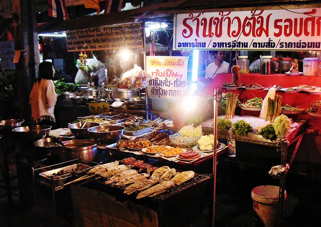 Puesto de comida callejera en un mercado nocturno