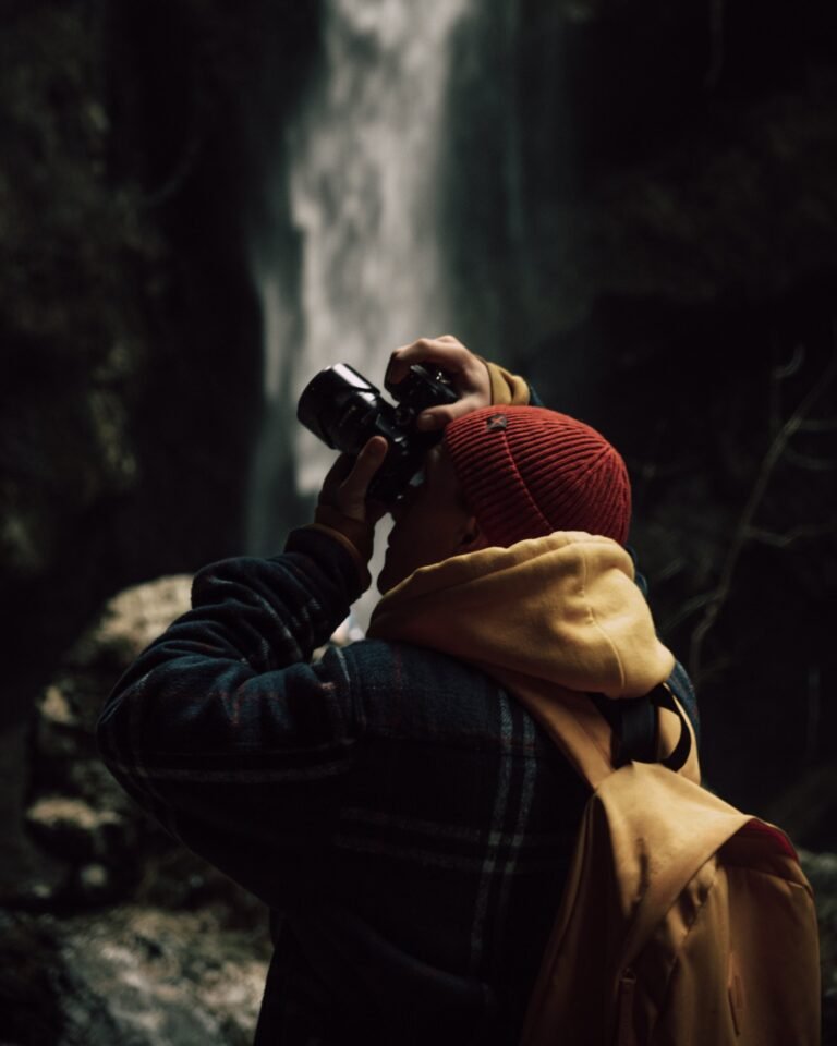 Fotógrafo frente a una cascada