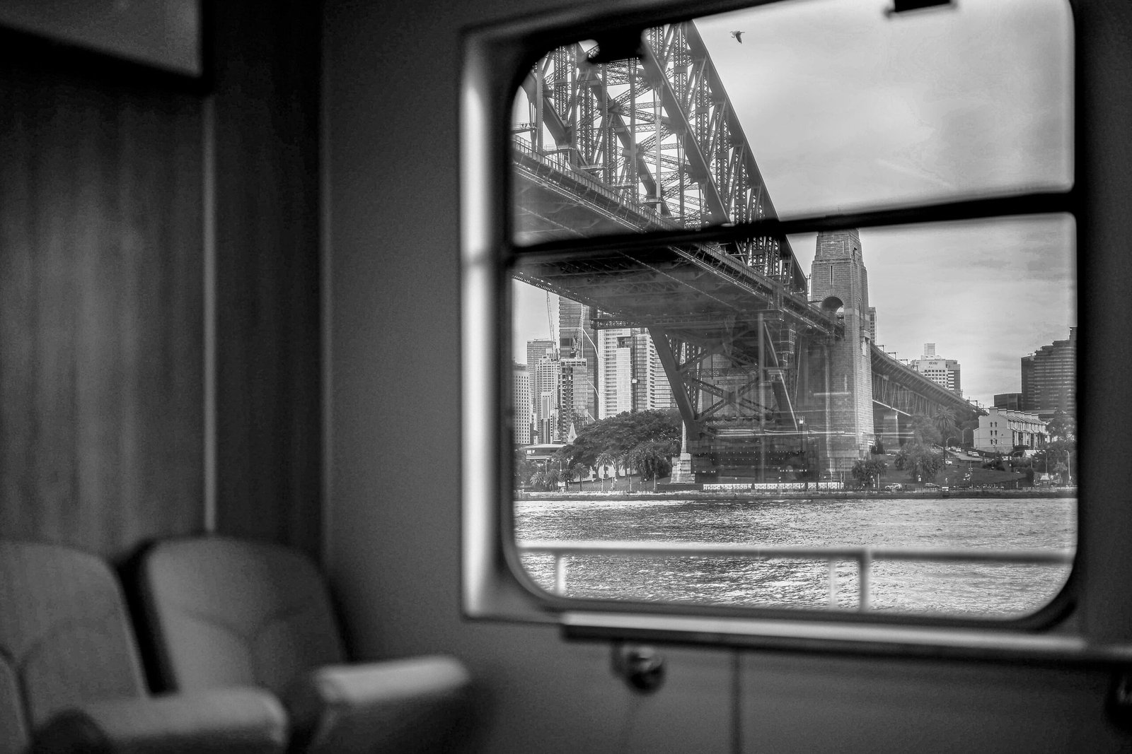 Paisaje visto desde la ventana de un tren durante un viaje